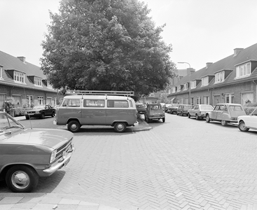 882482 Gezicht in de Everard Zoudenbalchstraat te Utrecht, met veel geparkeerde auto's.